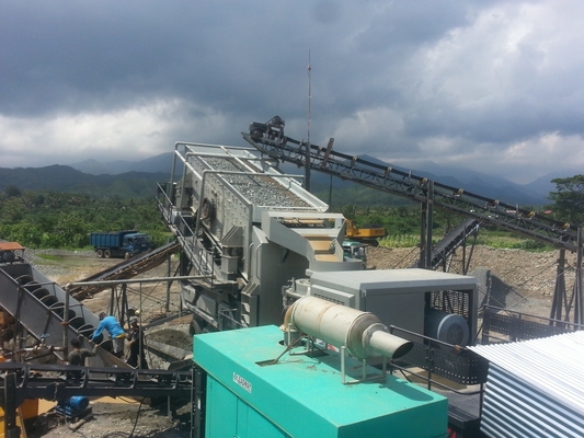 290Kw seguiu o caminhão portátil da rocha móvel do reboque da máquina 250 TPH do triturador montado