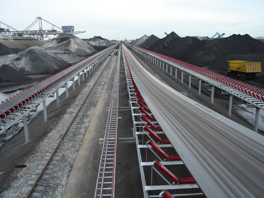Camadas carbonosas do transporte de correia 4 ou 5 de transferência para a pedreira que esmaga a planta