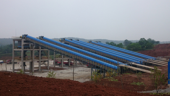 Camadas carbonosas do transporte de correia 4 ou 5 de transferência para a pedreira que esmaga a planta