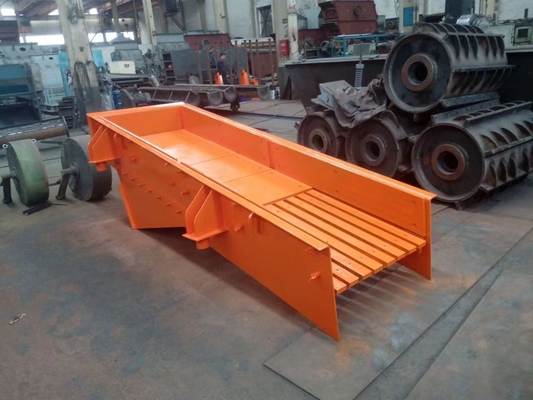 máquina de vibração 7.5Kw*2 do alimentador do motor desequilibrado de 800mm para a pedreira que esmaga a linha