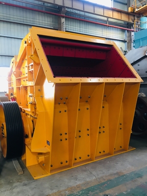 A máquina móvel 315Kw do triturador de impacto PF1320 balança a maquinaria de processamento de pedra