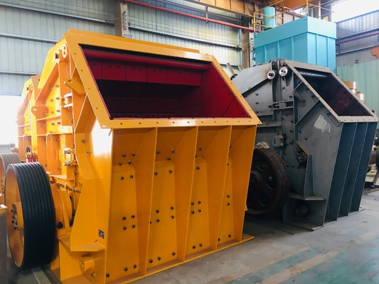 A máquina móvel 315Kw do triturador de impacto PF1320 balança a maquinaria de processamento de pedra